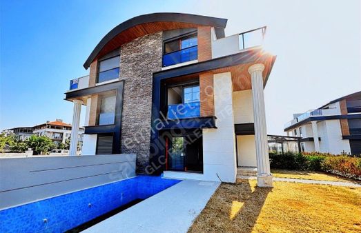 Menderes'te 3+1 300 M2 Arsa İçinde 170 M2 Havuzlu Triplex Villa
