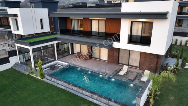 Kuşadası'nda Ayrıcalıklarla Dolu Harika Malikane