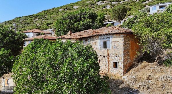 Şehitler Köyünde Satılık Kargir Ev Ve Arsası