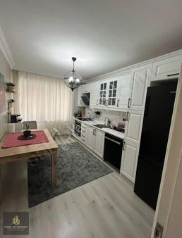 Funda Gayrimenkulden Çobançeşmede Büyük Giyinme Odalı 3+1 Daire