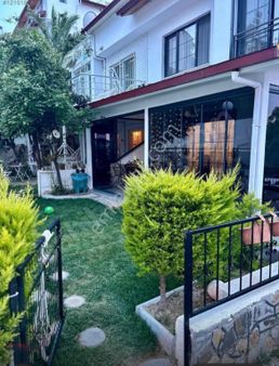 Kuşadası Kadınlar Denizinde Havuz Cepheli Bakımlı 4+1 Villa