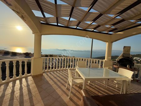 Özel Plajlı Sitede En Ön Bloklarda Full Manzaralı Penthouse Ev