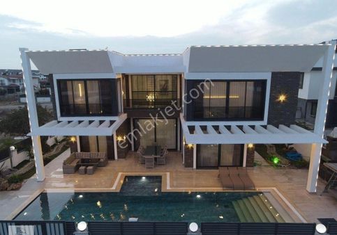 Dim Efeler Mahallesi’nde 500 Metre Arsa İçinde 5 + 1 Havuzlu Eşyalı Lüks Villa