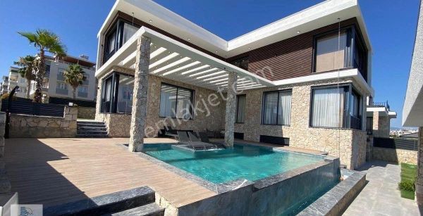 Efeler Mahallesi’nde 500 Metre Arsa İçinde Deniz Manzaralı Havuzlu Otoparklı Full Eşyalı 4 + 1 Villa