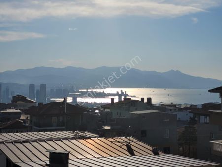 Bornova İnönü Mah. 2+1 Doğalgazlı Klimalı, Deniz Ve Bahçe Manzaralı Kiralık Daire