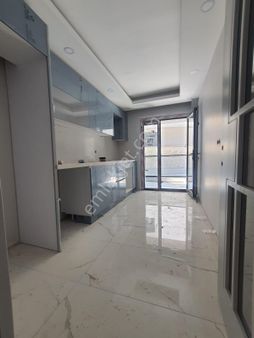 Küçükçekmece Cumhuriyet Mah. Satılık 90 M2 2+1 Balkonlu Yüksek Giriş