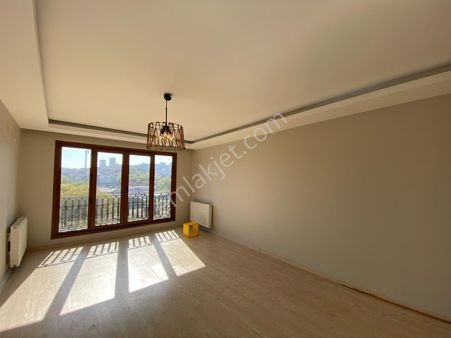 Eyüpsultan Güzeltepe Satılık 2+1 Arakat Manzaralı Cadde Üzeri