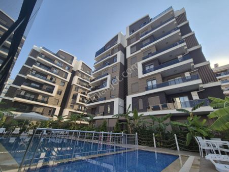 Özel Mimari Tasarımlı Havuzlu Sitede Açık Otopark(tenteli) Daire