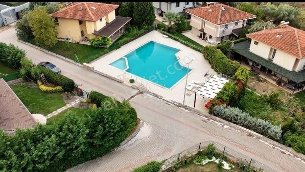 Kemalpaşa Villa Bölgesinde Geniş 680m2müstakil 4+1 Dublex Villa.