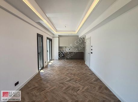 Rw Akar // Lilyumpark Sitesi'nde 30 M2 Bahçeli 2+1 Köşe Daire