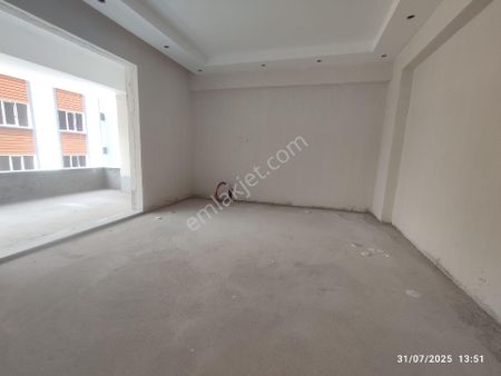 Cumhuriyet Mahallesi'nde Yerinde Dönüşüm Yapı Satılık 4+1 Ara Kat Daire