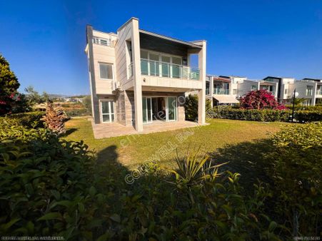 Kuşadası Panoramik Deniz Manzaralı Sitede Dupleks Villa