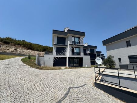 Çandarlı Bağyeri Evlerinde Satılık Havuzlu Tripleks Villa