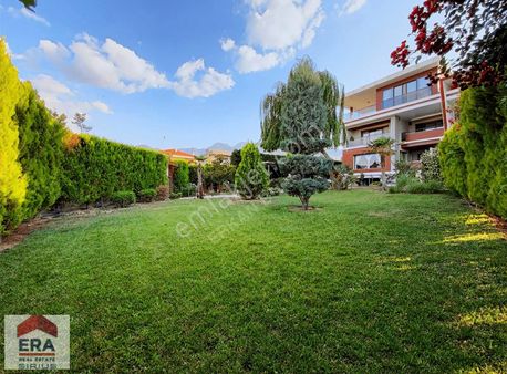 Şirinköy Mahallesi Geniş Bahçeli Köşe Konumda Harika Villa