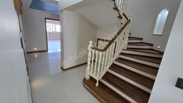 Karşıyaka, Bostanlı Da Full Yapılı 5+1 Satılık Çatı Dubleks