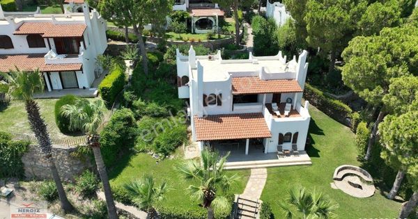 Maya Sitesinde Geniş Bahçeli Kapanmaz Manzaralı Satılık Dubleks Villa