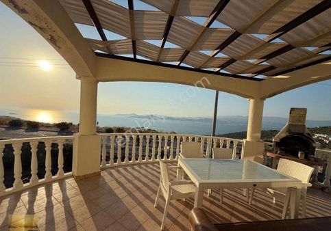 Özel Plajlı Sitede En Ön Sırada Full Manzaralı Penthouse Ev