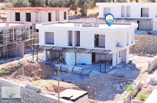 Foça Ilıpınar'da Merkezi Konum 2+1 Geniş Bahçeli Dubleks