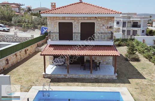 Foçaköy'de Müstakil Geniş Bahçeli Müstakil Havuzlu 3+1 Villa