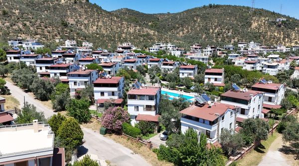 Tek Yetkili Güre De Site İçinde Ortak Havuzlu Satılık 4+1 Villa