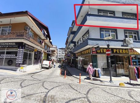 Gölcük Merkezde Ofis Kullanımına Uygun Kiralık Daire