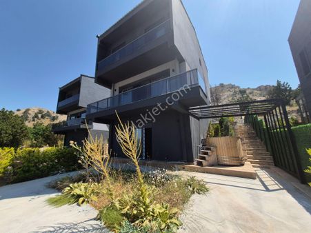Fırsat !! Geyikbayırında 4+1 350 M2 Arsa Payı Doğa Manzaralı 3 Katlı Sıfır Villa