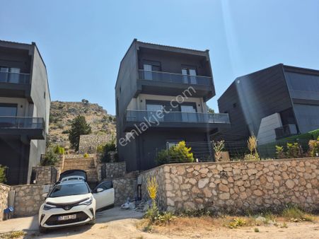 Fırsat !! Geyikbayırında 4+1 422 M2 Arsa Payı Doğa Manzaralı 3 Katlı Sıfır Villa