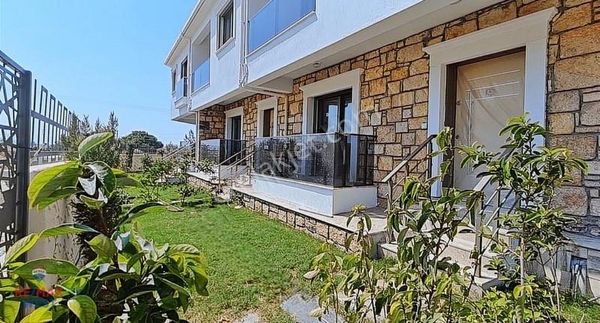 Foça Bağarası Golden Life Sitesinde Satılık 2+1 Villa
