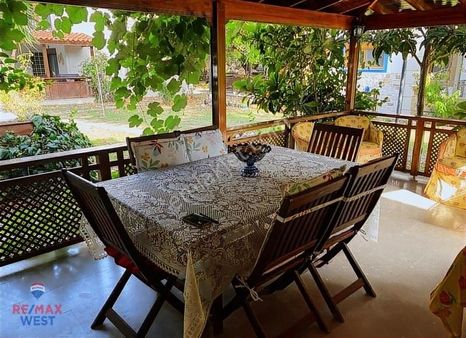 Foça İsmetpaşa Mah.havuzlu,tadilatlı 3+1 Satılık Villa