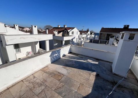 Silivri Gümüşyaka'da Deniz Manzaralı 3 Katlı Kelepir Villa