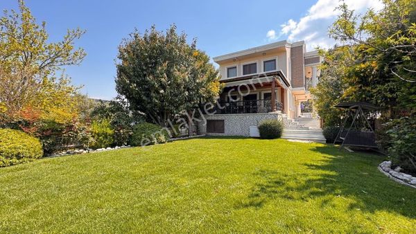 Gemlik Umurbey Mahallesinde Körfez Manzaralı 6+1 Lüks Villa