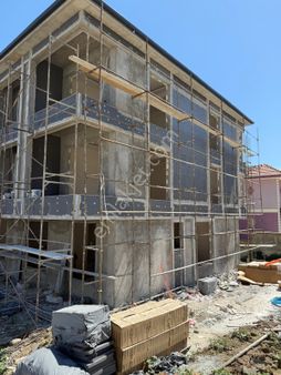 Delux'den Kumbağ Mah.'de Merkezi Konumda Bahçekatı Sıfır 1+1