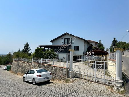 Konuralp Merkezde Kiralık Çatıkatı 2+1 Daire