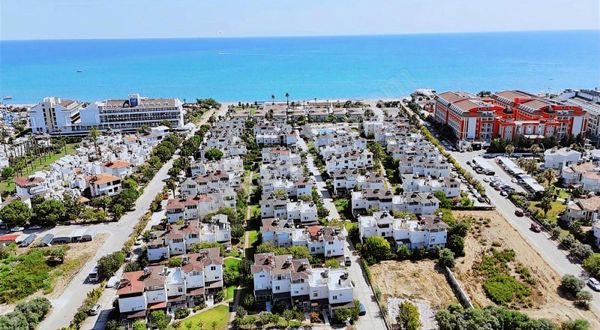 Kendine Özel Plajı Olan 3+1 Site İçinde Tripleks Satılık Villa