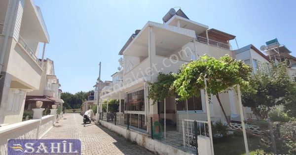 Kuşadası Davutlar Sahilinde Satılık 3+1 Yazlık Villa