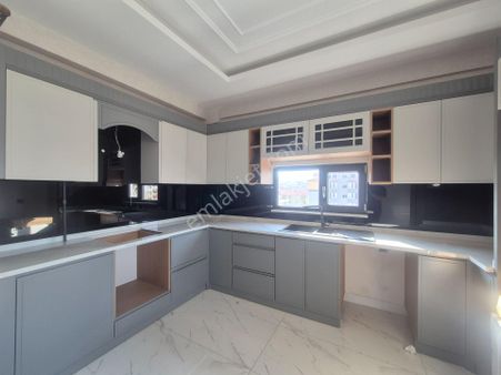 Parsana Mahallesinde Cadde Cepheli 4+1 Site İçi Daireler