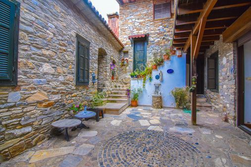 Doğanbey'in Kalbinde Doğayla İç İçe Tarihi Taş Ev Fırsatı