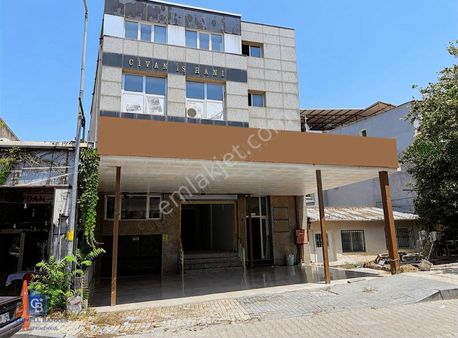 Bornova Pınarbaşı Meydan 'da 200 M2 Kiralık Dükkan