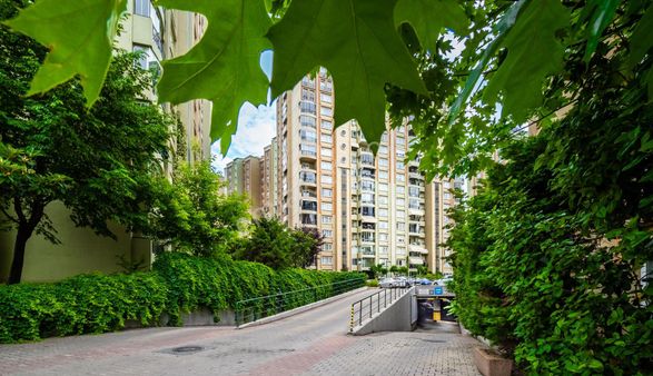 Avrupa Konutları 1'de,arakat Ve Güzel Cephe, Eşyalı 1+1 Satılık.