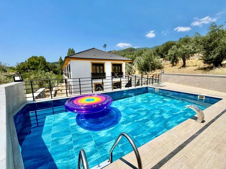 Gümüşden Avcılarda Deniz Manzaralı Havuzlu Sıfır 3+1 Müstakil Ev