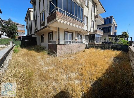 Denize Yürüme Mesafesiyle Ve Geniş Bahçesiyle 2+1 Satılık Yazlık