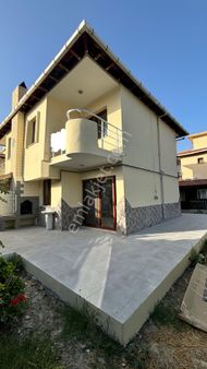 Kuşadası’nda 3+1 Havuzlu Sitede Doğalgazlı Bahçeli Villa