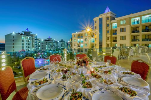 Özgül Termal'de Ağustos'ta Gül Blok Havuzlu Şifa Ve Tatil Keyfi