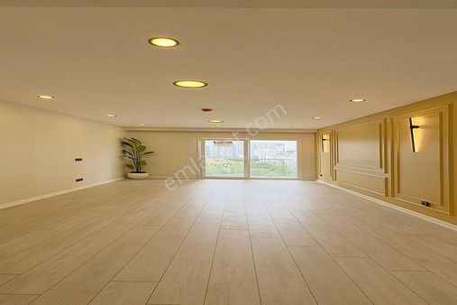 Lüks Site İçerisinde Otoparklı Geniş Ve Kullanışlı Satılık 1+1