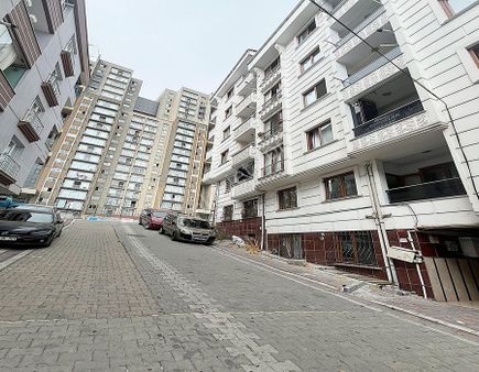 Merkezi Konumda Caddeye Ve Metrobüse Yakın2+1 Lüks Satılık Daire