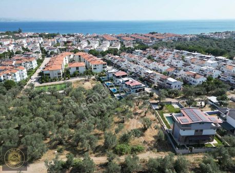 Ömür Emlak'tan 697 Mt2 Havuzlu Villa Yapımına Uygun Arsa