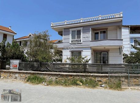 Sarımsaklı'da Deniz Manzaralı 3+1 Satılık Villa