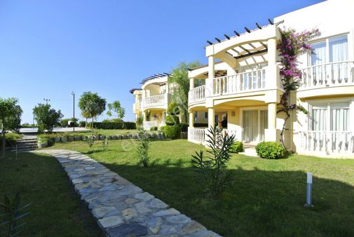 Denize Yakın Sitede Satılık Bahçeli Ev Eşyalı Daire Özel Plajlı