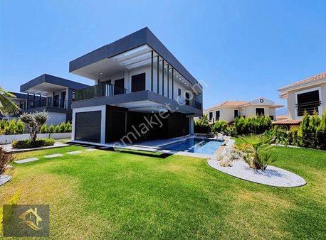 Ev-kur Emlaktan Kuşadası'nda Müstakil Havuzlu 4+1 Villa