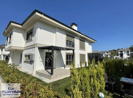 Turyap Şile Çavuş Da Havuzlu Sitede Satılık 3+1 Villa.